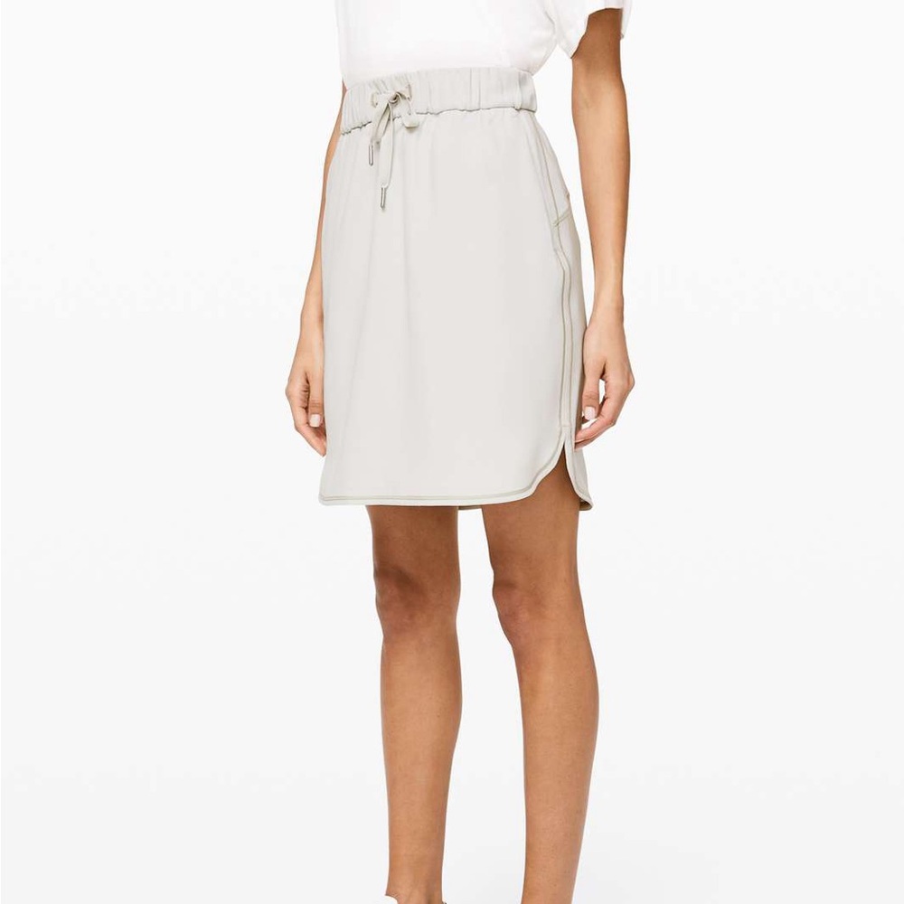 LULULEMON On The Fly Skirt *Woven - Silverstone - W8A87S - Sz 4